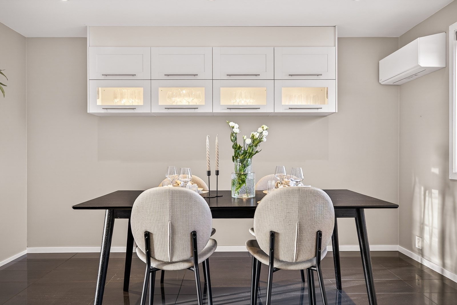 I tilknytning til kjøkkenet er det god plass til et stort spisebord - perfekt for både hverdagsmiddager og større selskaper. Galleribilde