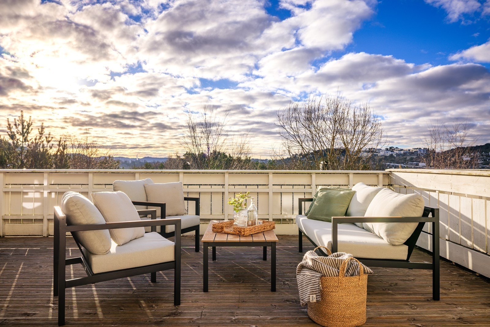 Et romslig uteområde med god plass til flere soner, som spiseplass og loungemøbler. Galleribilde