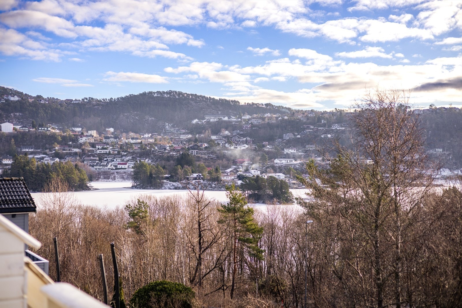 Flott utsikt over nærliggende natur og boligområder, med gode turmuligheter rett i nærheten. Galleribilde
