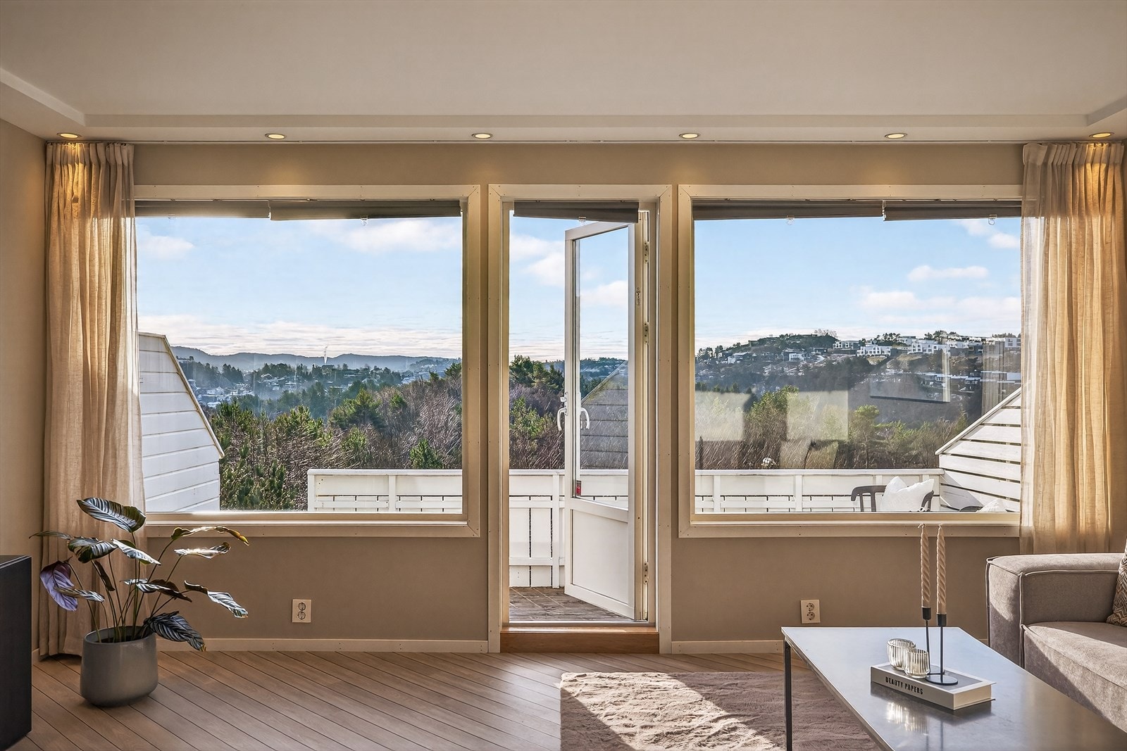 Fra stuen er det direkte utgang til en sydvendt veranda på ca. 12,6 m² - et herlig uterom med svært gode solforhold og flott utsikt over nærområdet. Galleribilde