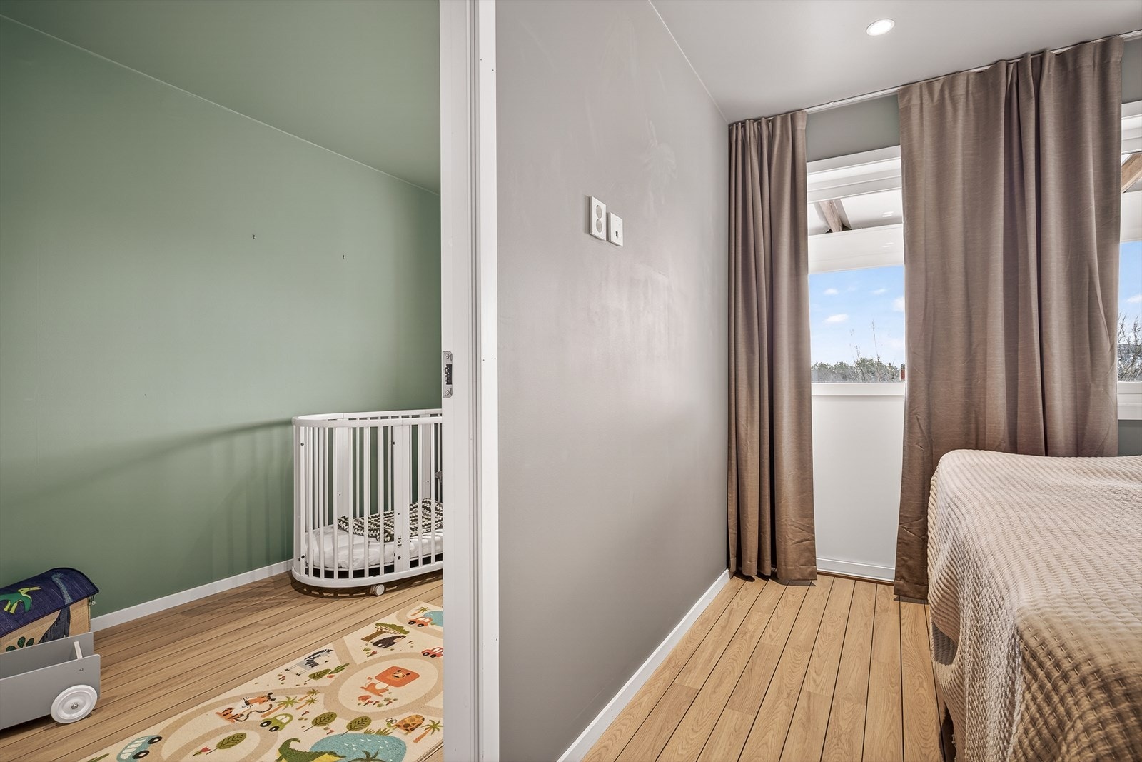 Soverommene er forbundet med en dør, noe som kan være praktisk for familier eller ved alternativ rombruk. Galleribilde