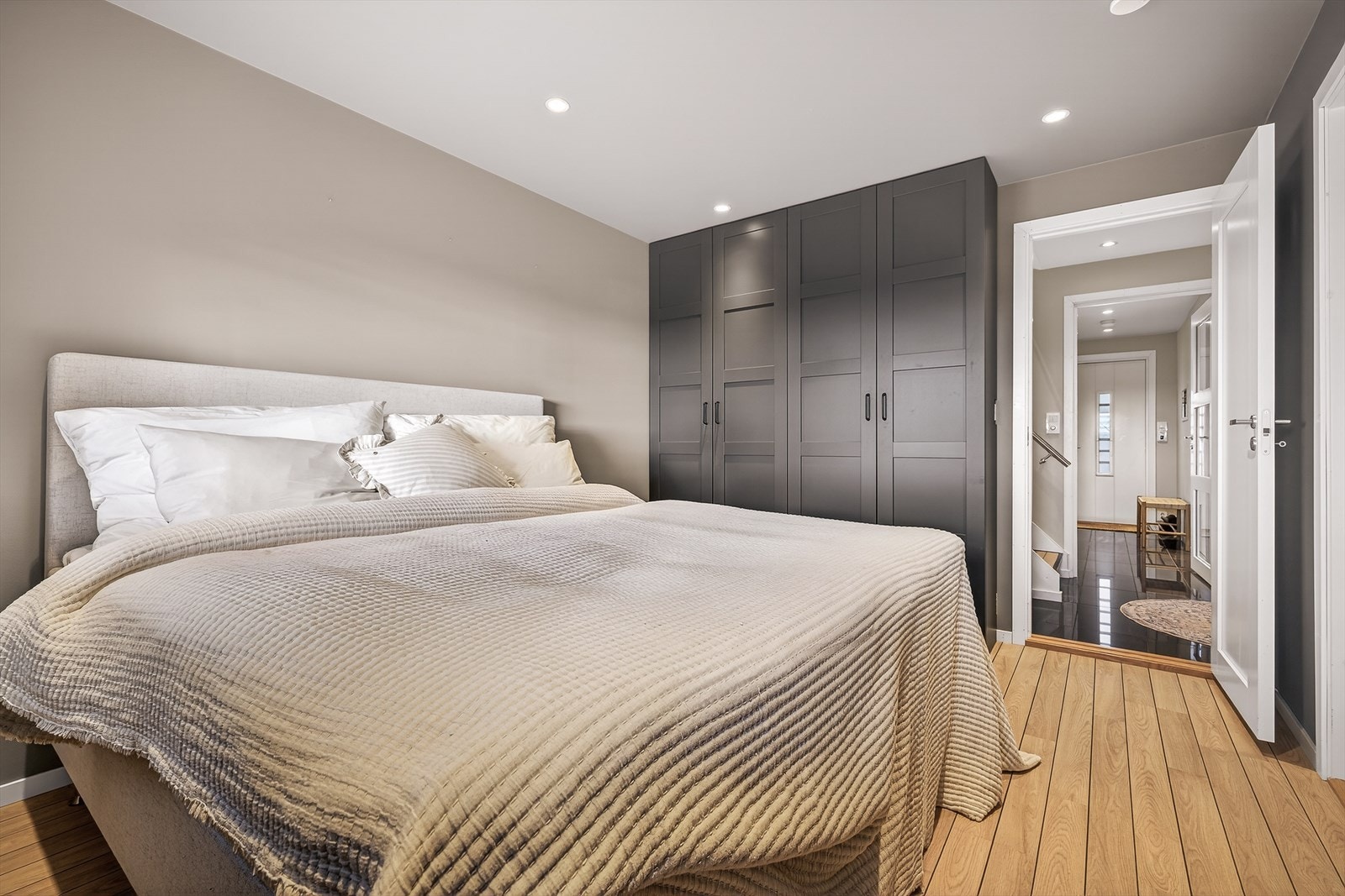 Soverommet har gode møbleringsmuligheter med god plass til dobbeltseng, nattbord og garderobe. Galleribilde