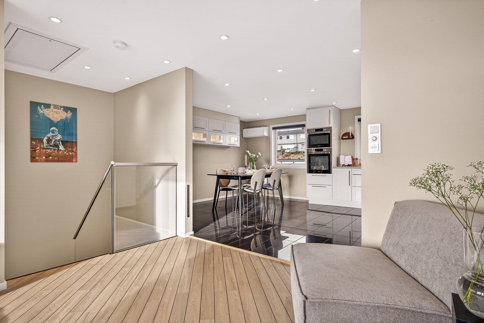 Åpen og oversiktlig adkomst fra 1. etasje gjør det enkelt å bevege seg mellom oppholdsrommene, og bidrar til en god flyt i boligen. Galleribilde