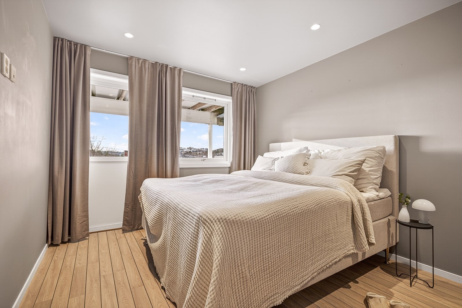 Hovedsoverommet har store vindusflater som gir godt dagslys og en behagelig atmosfære. Galleribilde