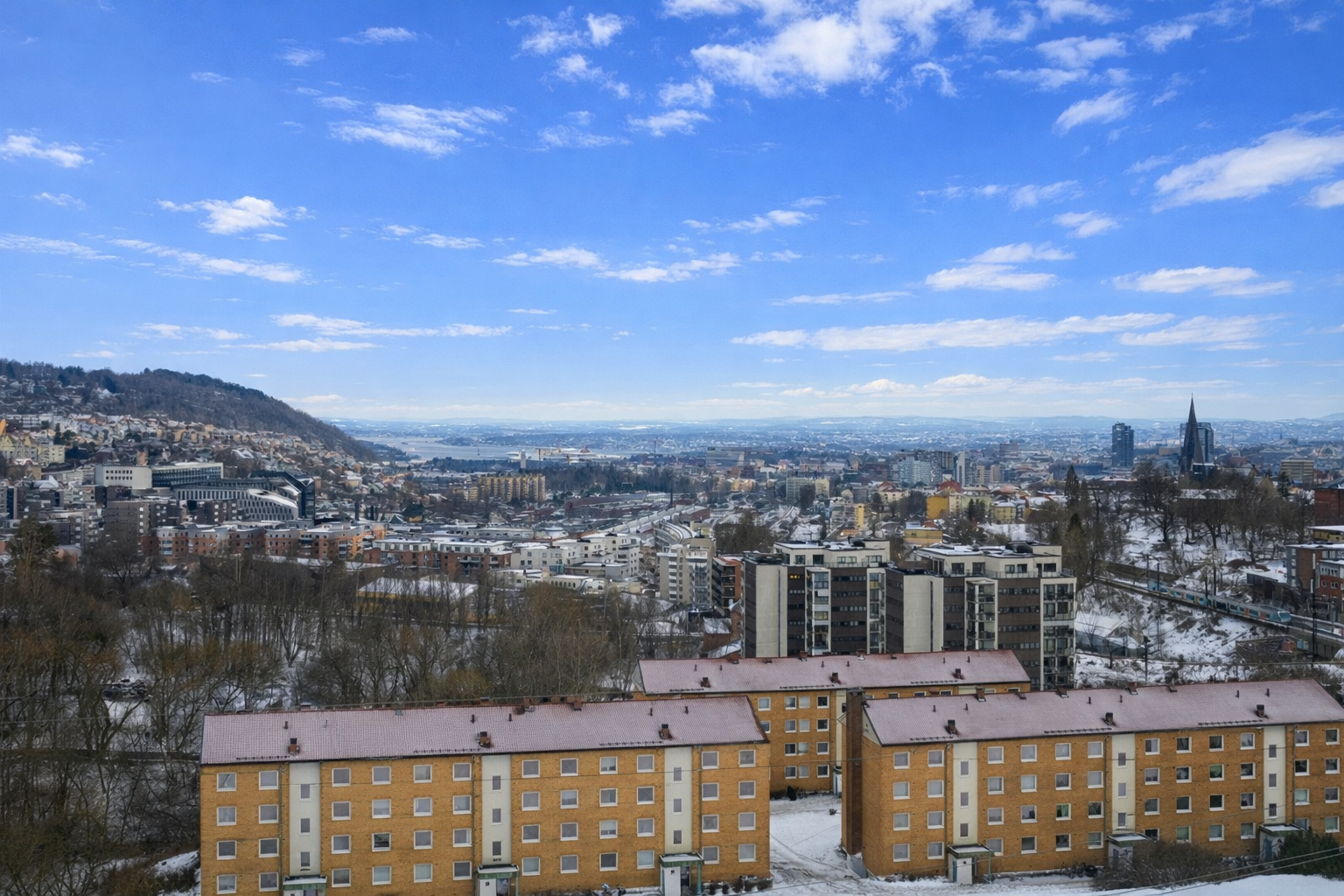 Utsikten fra balkongen og leiligheten for øvrig er å anse som spektakulær. Galleribilde