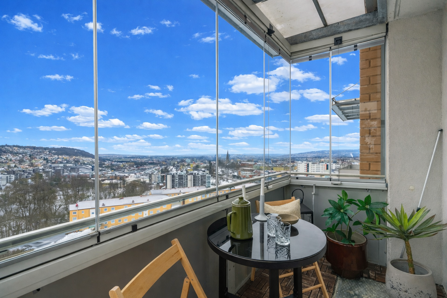 Balkongen er innglasset, slik at den kan brukes hele året om man vil! Galleribilde