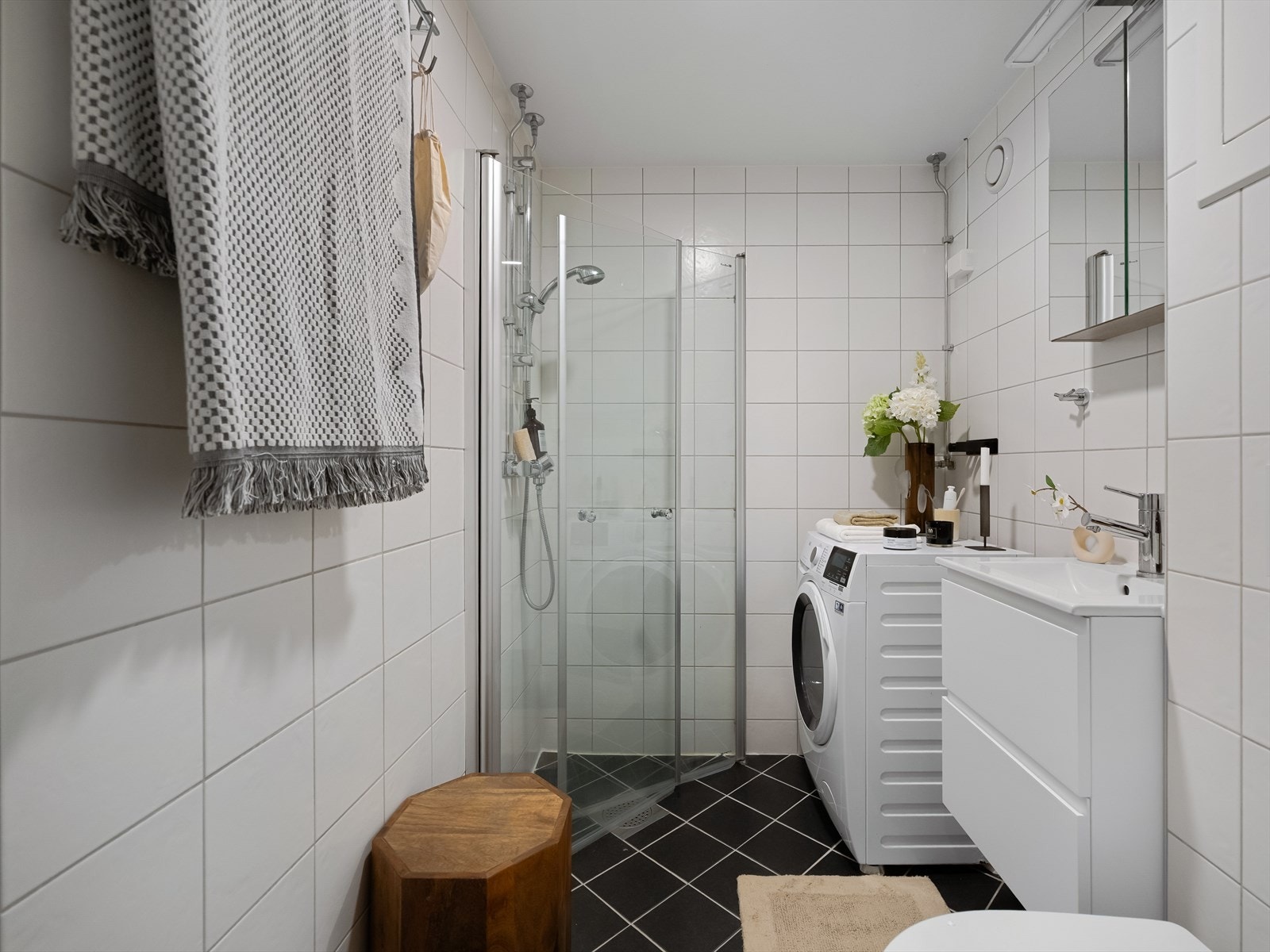 Badet er fra 2016. Her er det varmekabler i gulv, det er servantinnredning med skuffer og speilskap, vegghengt toalett. Det er mekanisk avtrekk, og spalte under dør. Galleribilde