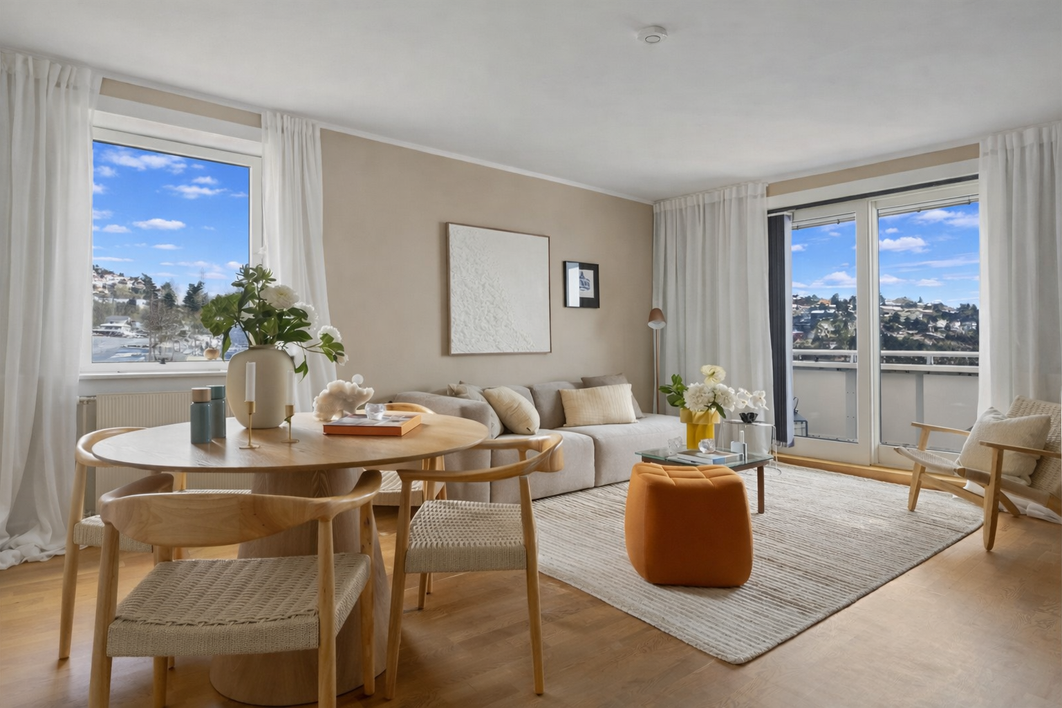 Stuen er stor og lys, med vinduer fra flere kanter. Galleribilde