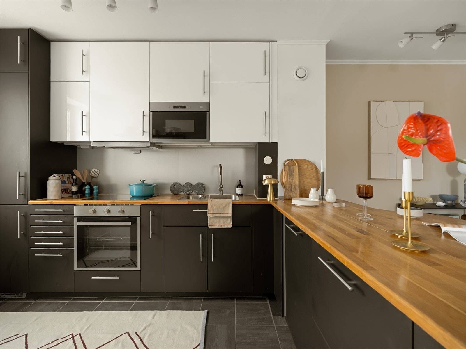 Frontene er slette, det er integrerte hvitevarer og det er rikelig med skap og arbeidsplass. Galleribilde