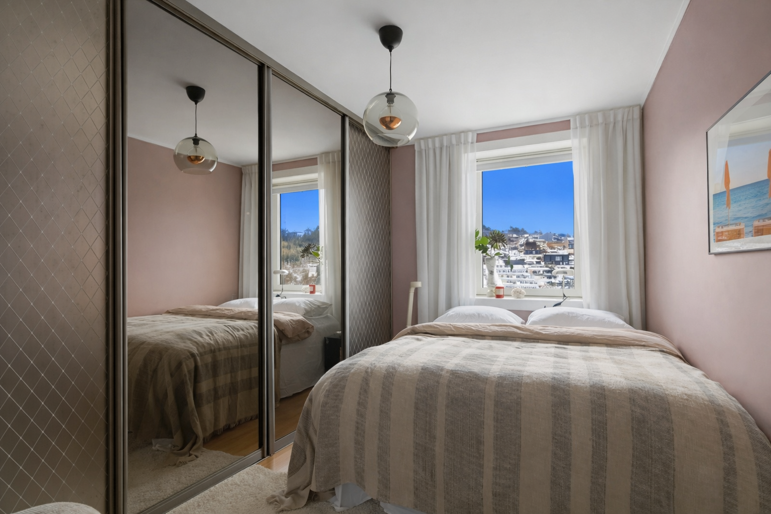 Soverom I er lyst og luftig. Det er plass til dobbeltseng og tilhørende møblement. Galleribilde