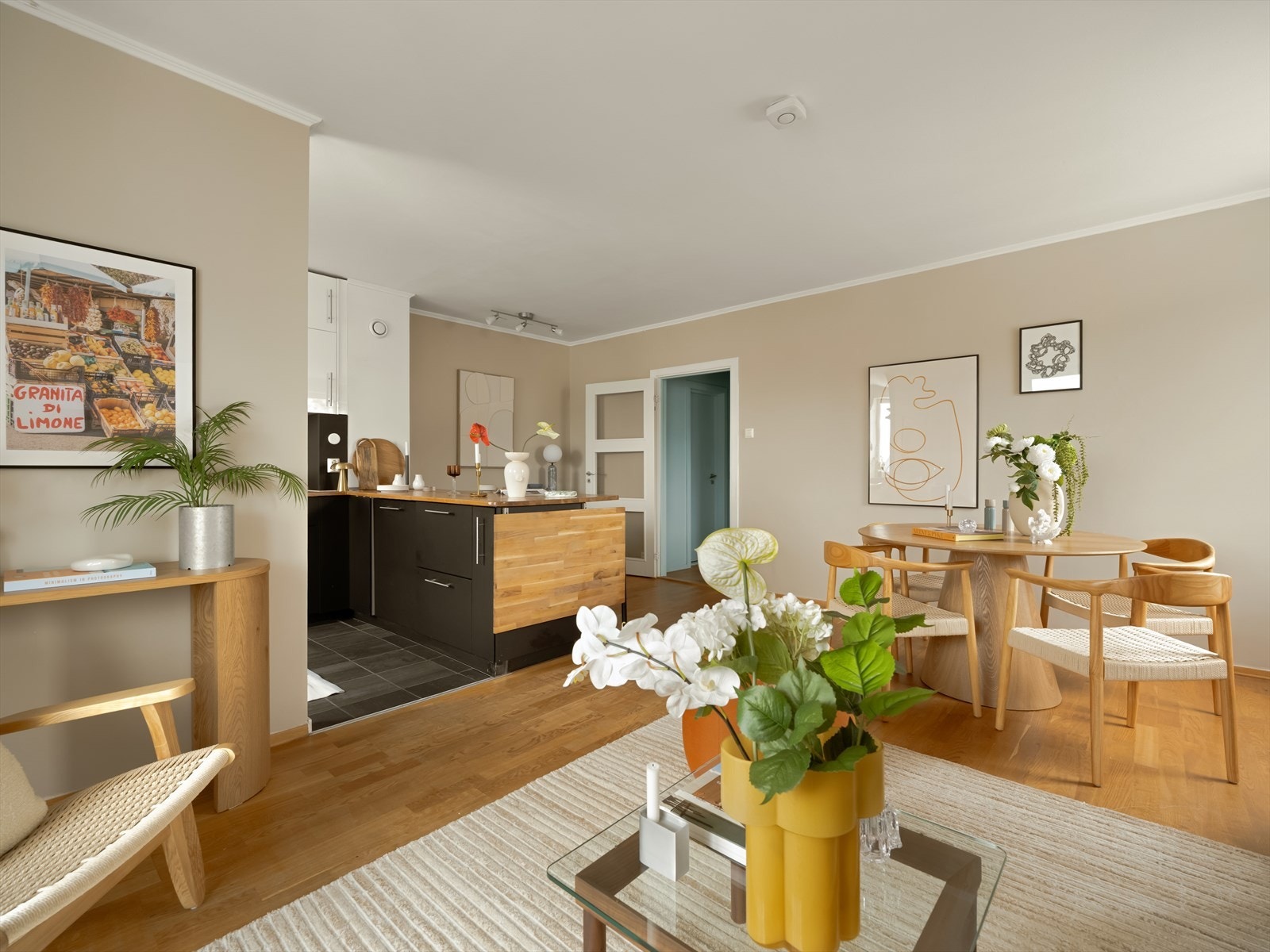 Stue og kjøkken ligger i delvis åpen løsning, som sikrer et sosialt oppholdsrom. Galleribilde