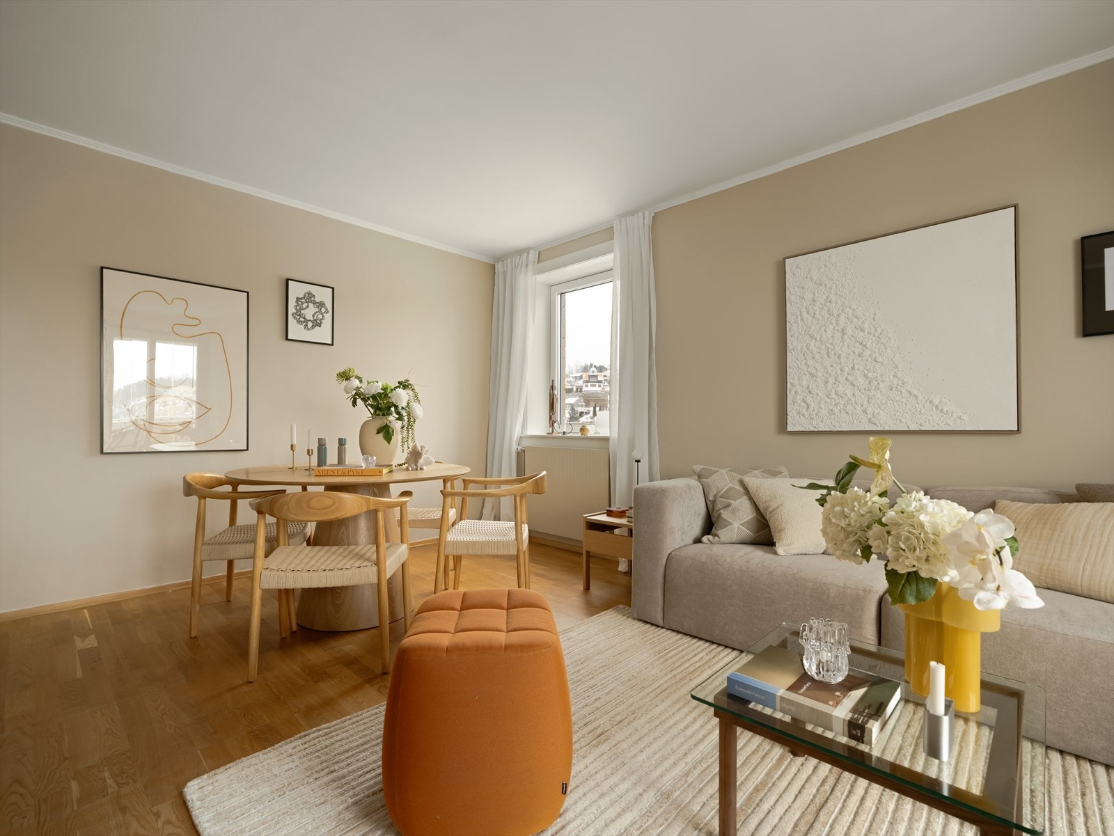 Her er det plass til både spisegruppe og sofa-seksjon. Galleribilde