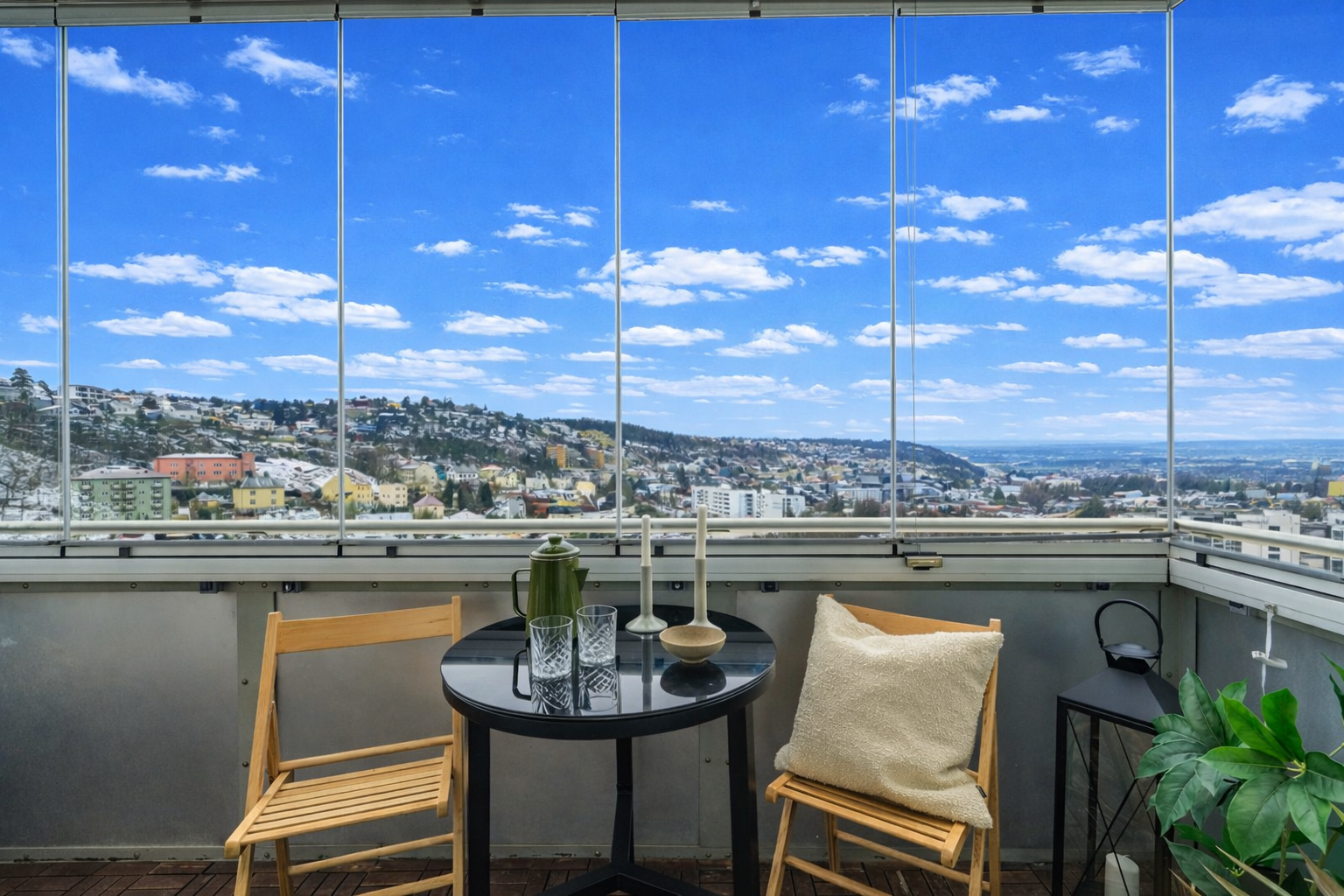 Vi beveger oss ut på balkongen som byr på en utrolig utsikt. Galleribilde