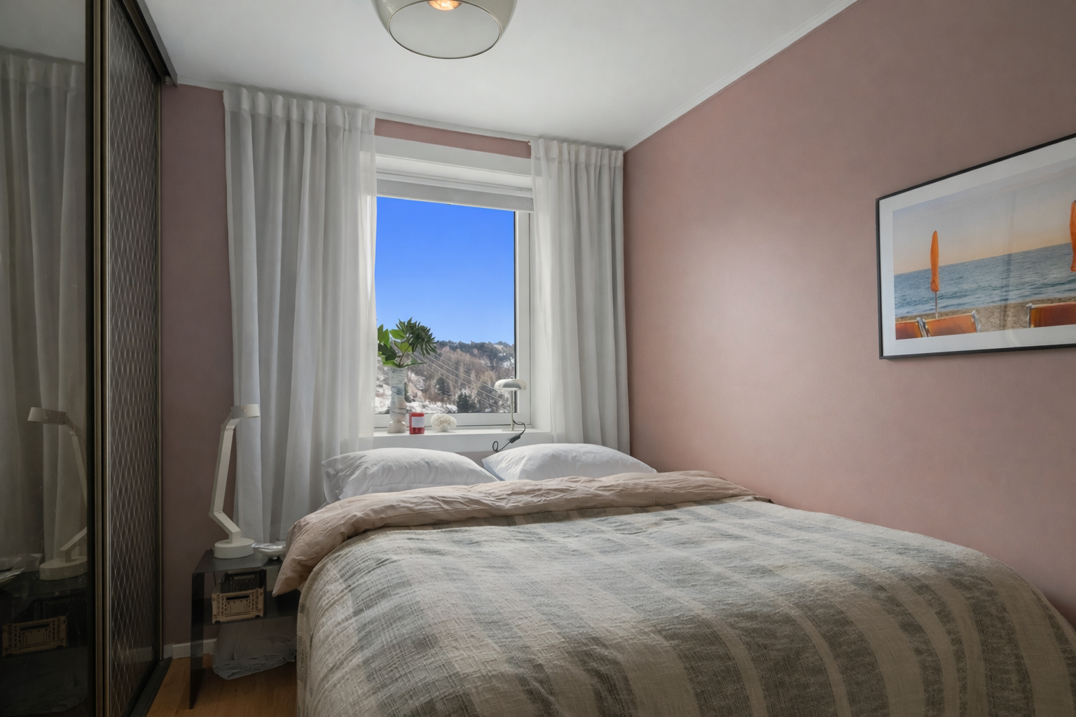 Det er svært god oppbevaringsmuligheter i plassbygd garderobeskap med speil. Galleribilde