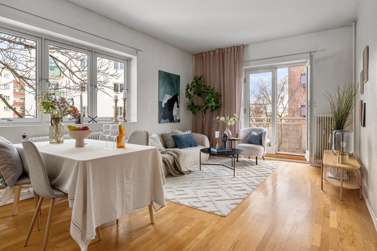 Stuen er et lyst og behagelig samlingspunkt med god plass til både avslapning og sosiale stunder. Galleribilde