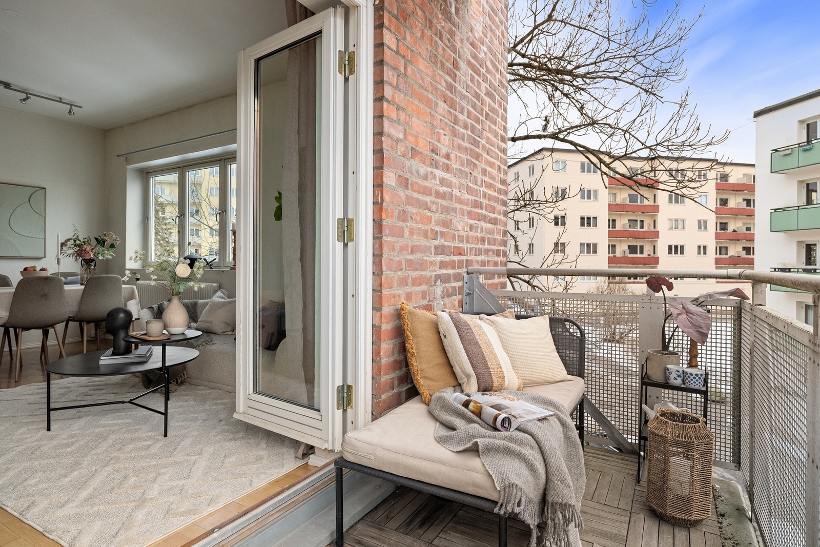 De doble dørene ut til balkongen inviterer sol og frisk luft inn til stuen, og gir en sømløs overgang mellom inne og ute. Galleribilde