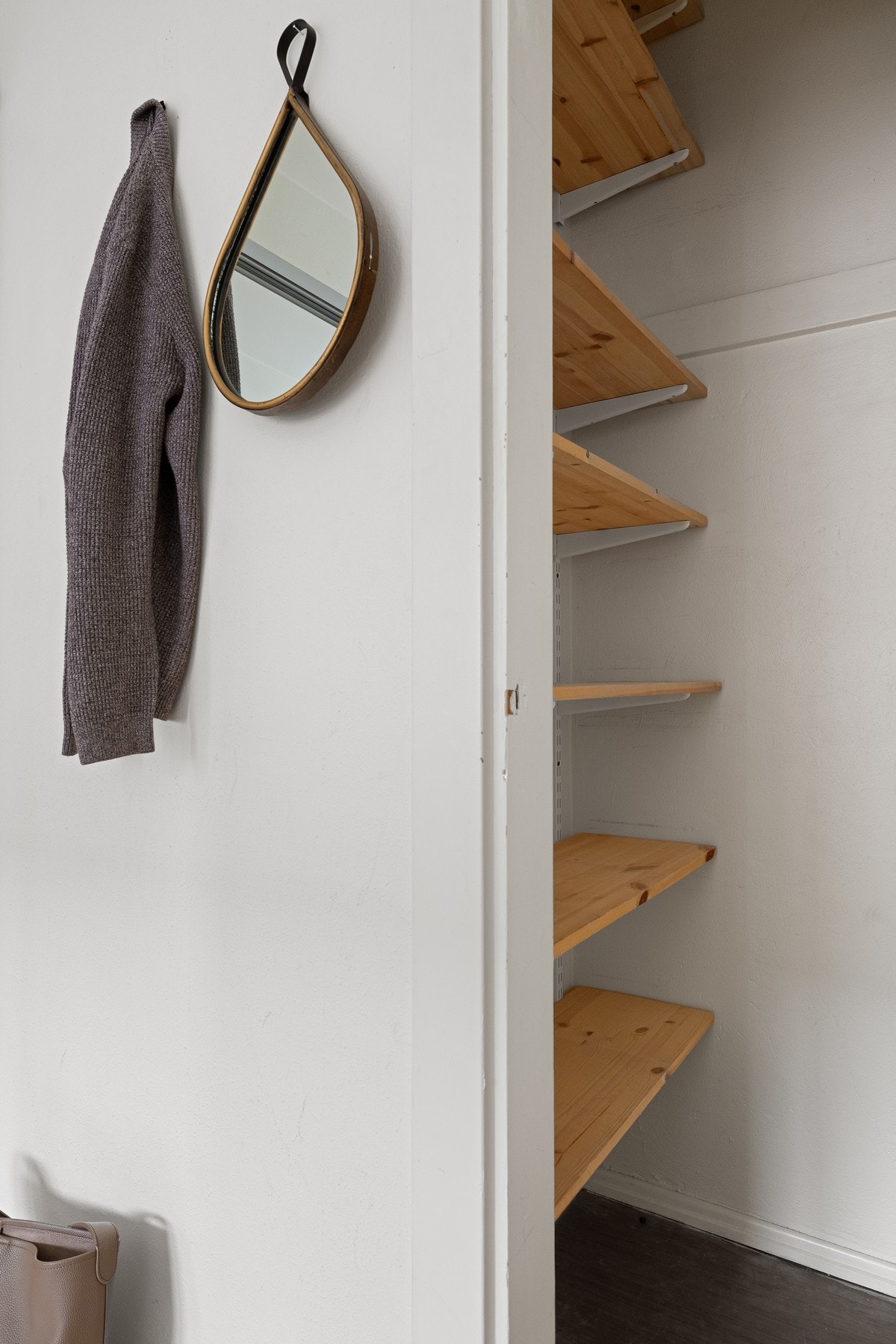 Det er også ekstra oppbevaringsplass i innebygget garderobeskap. Galleribilde