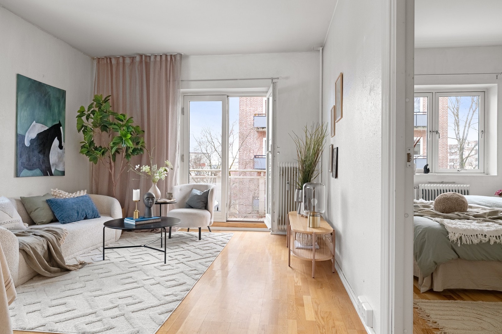 Den generøse takhøyden gir en luftig atmosfære. Galleribilde