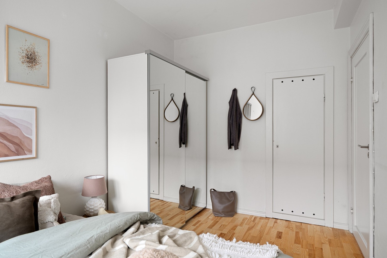 Det er rikelig med oppbevaringsplass i garderobeskapet. Galleribilde