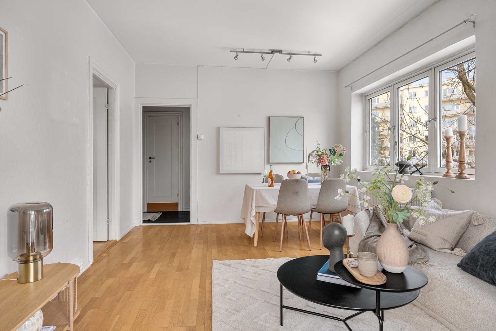 Stuens gode utforming gjør det enkelt å møblere etter eget ønske. Galleribilde