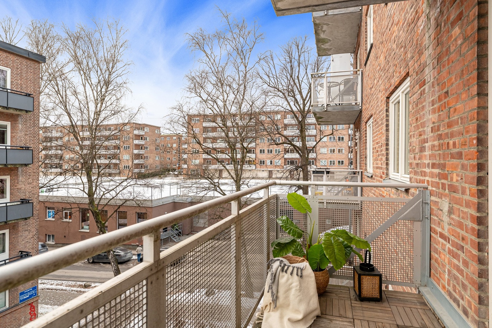 Balkongen er på ca 5 kvm med plass til utemøblement. Galleribilde