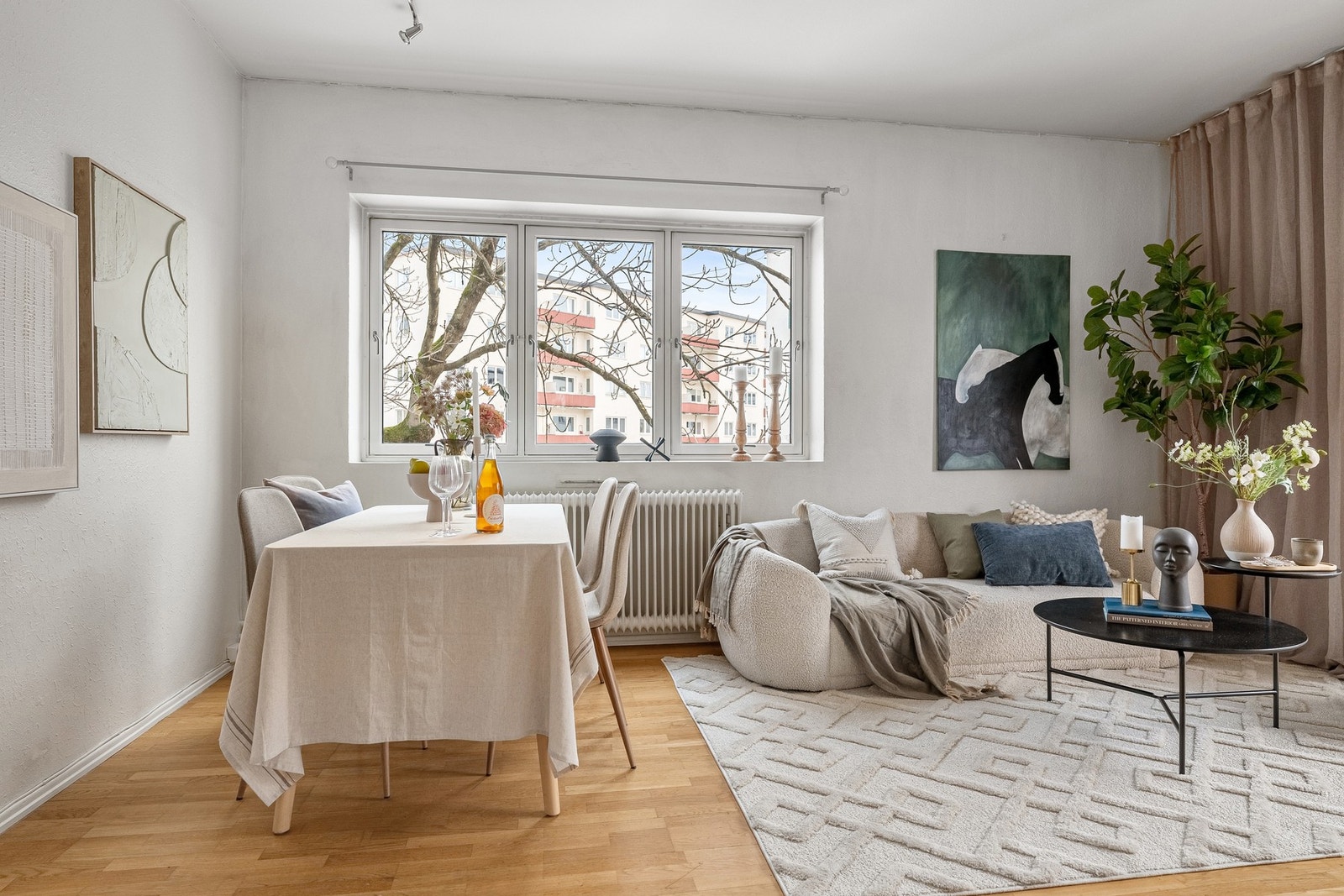 Spiseplassen er naturlig plassert ved vindusrekken. Galleribilde