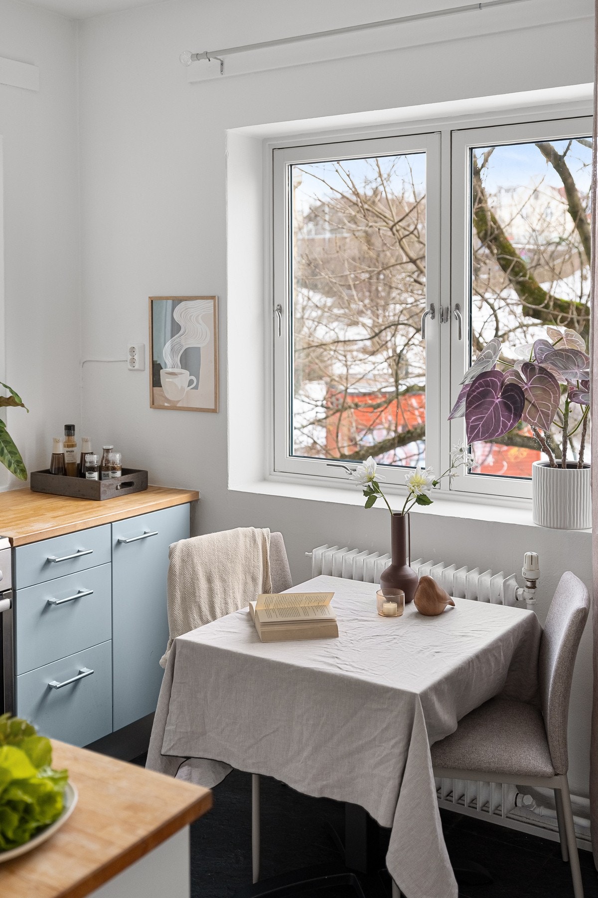 Spiseplass ved vinduet gir et hyggelig sted for små måltider, eller en pause mens middagen tilberedes. Galleribilde