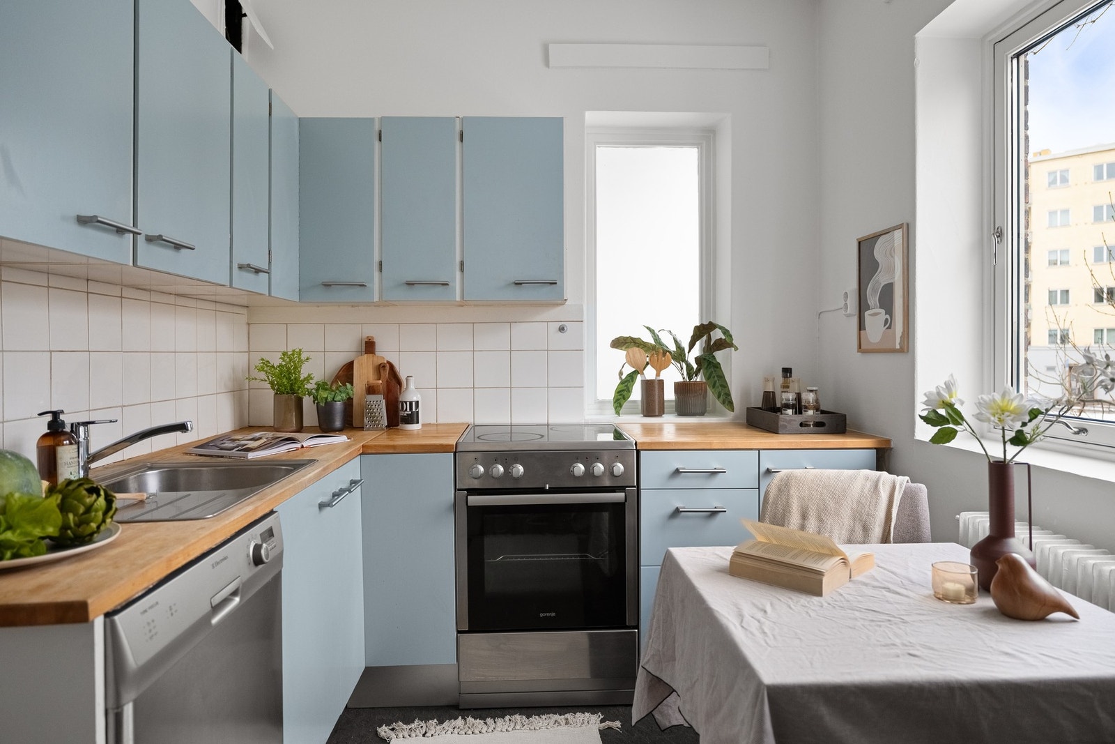 Rikelig med skap og benkeplass gir god oversikt og funksjonalitet for både hverdagsmat og større måltider. Galleribilde