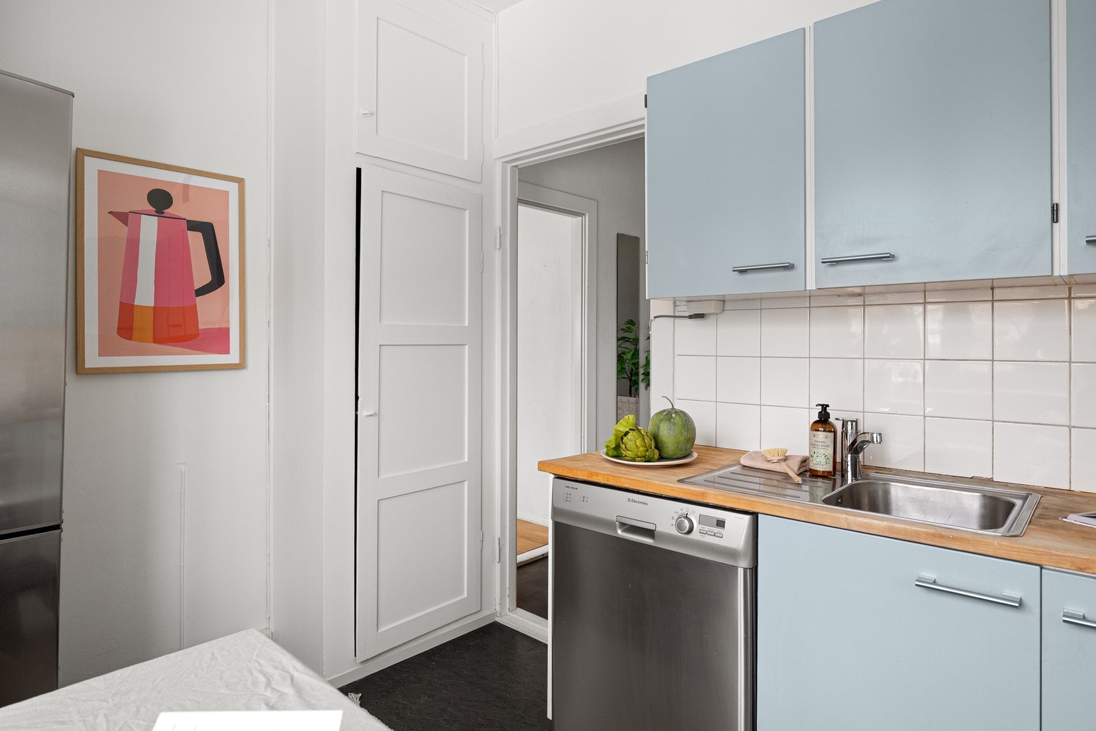 Ekstra oppbevaringsplass i plassbygget skap. Galleribilde