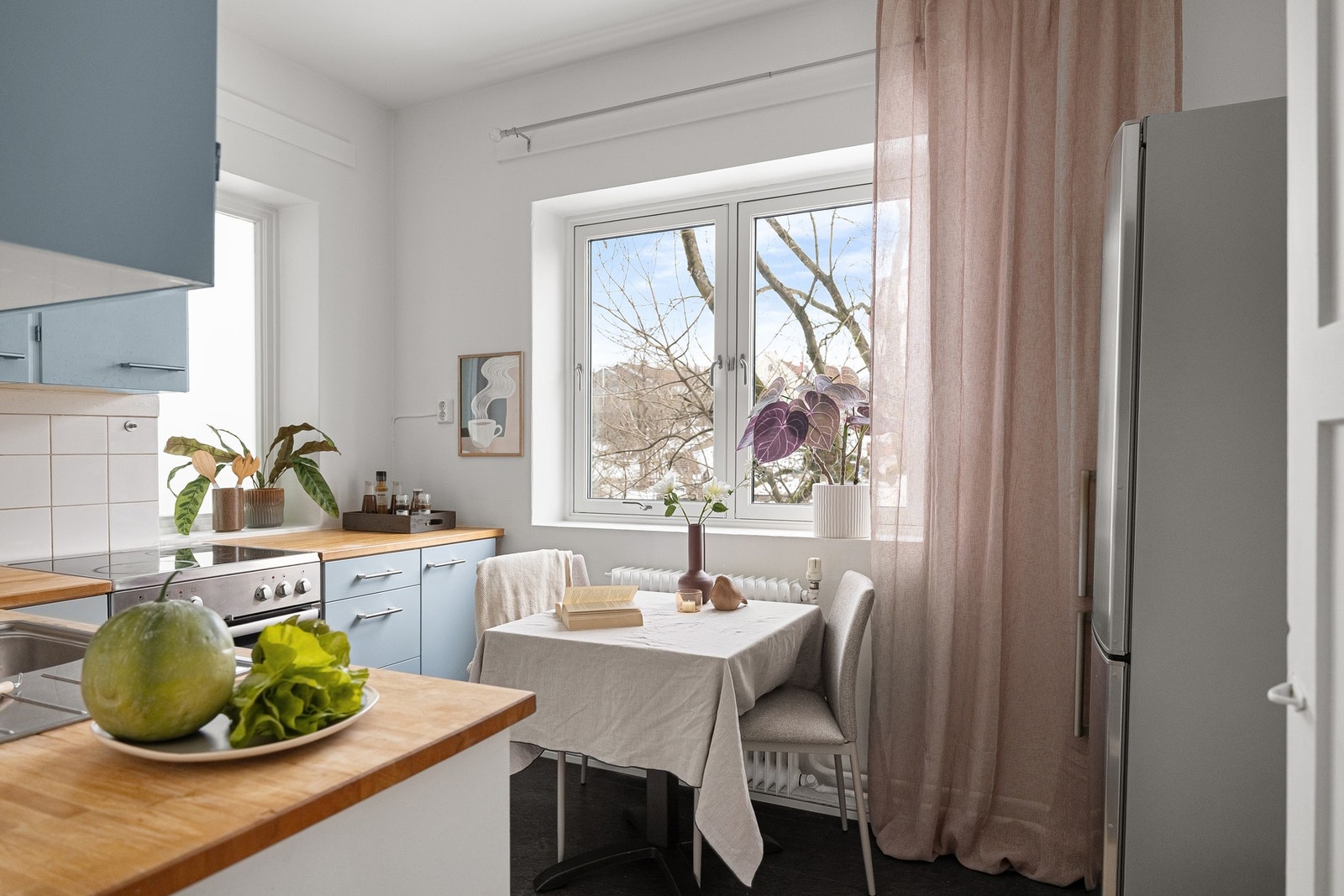 Kjøkkenet ligger i separat rom, som gir et naturlig skille mellom matlaging og oppholdsrom. Galleribilde