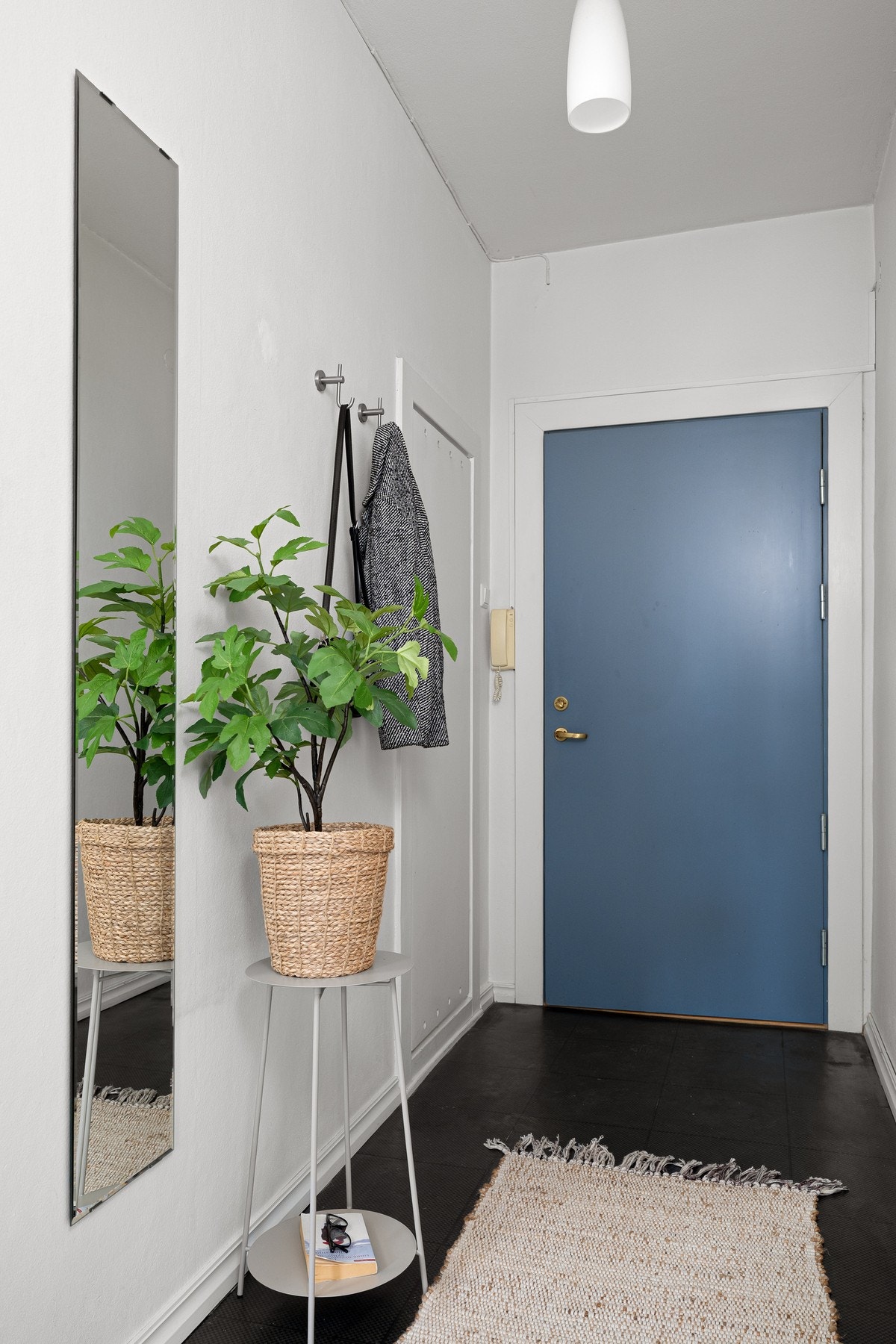 Innbydende entré med plass for å henge fra seg ytteretøy. Galleribilde