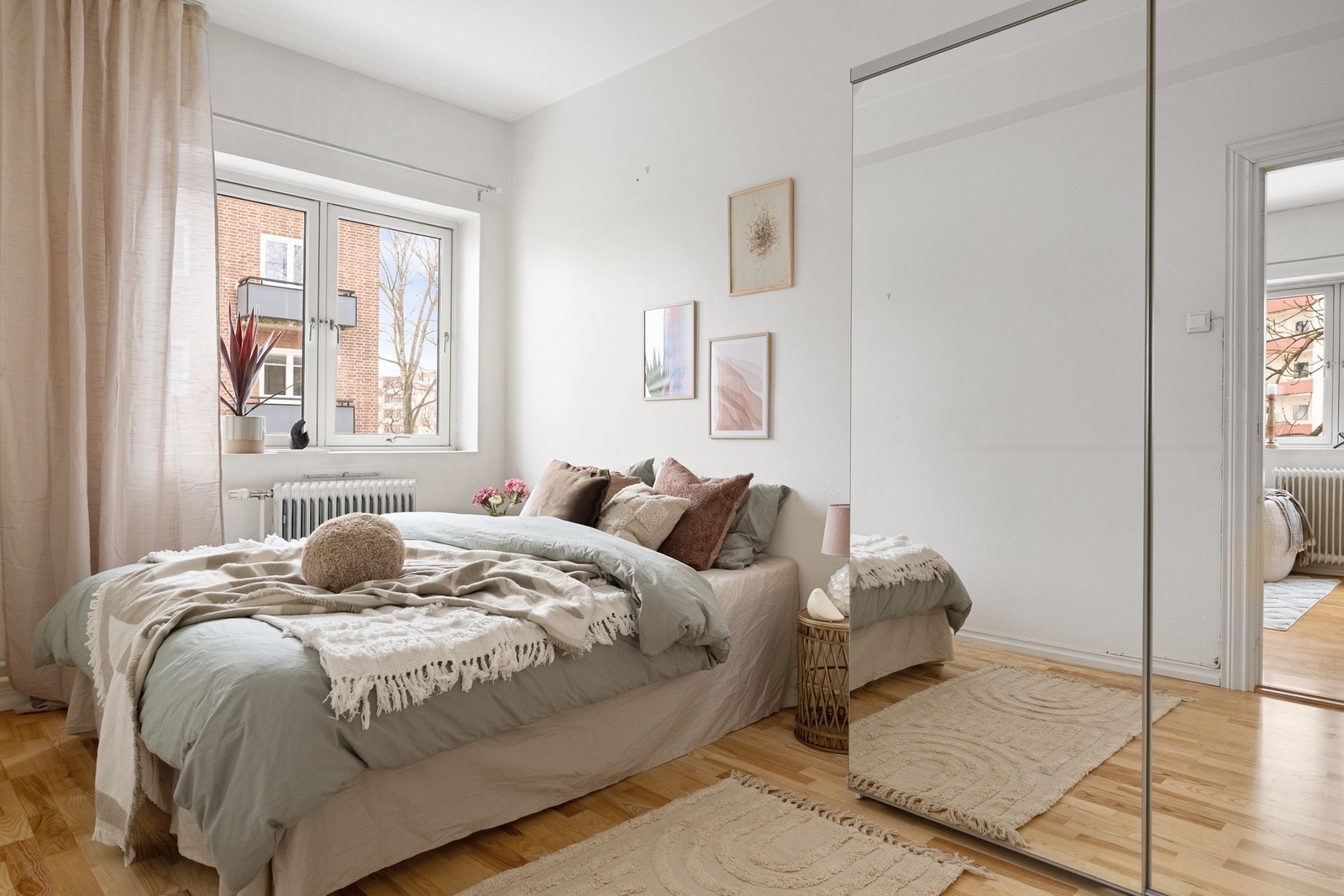 Stort og behagelig soverom med god plass til dobbeltseng. Galleribilde