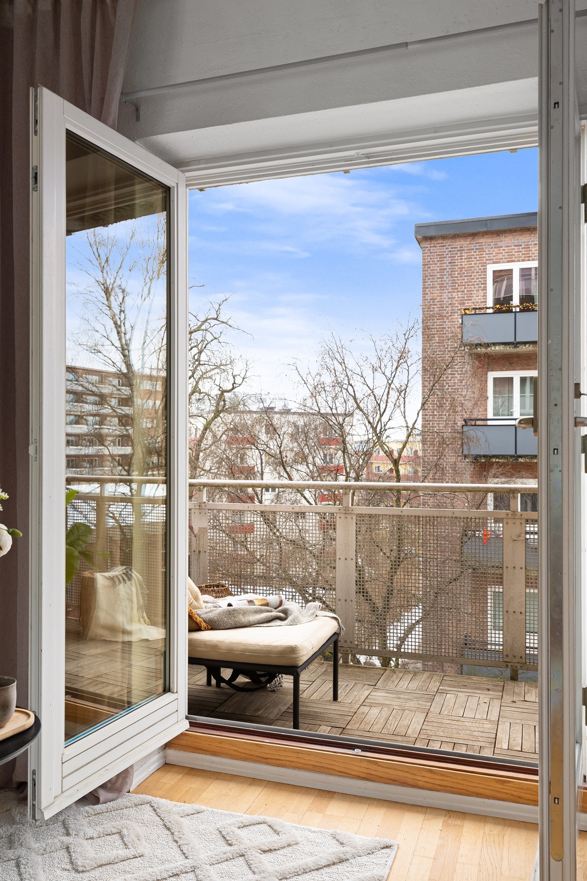 Naturlig lys strømmer inn gjennom de store vindusflatene. Galleribilde