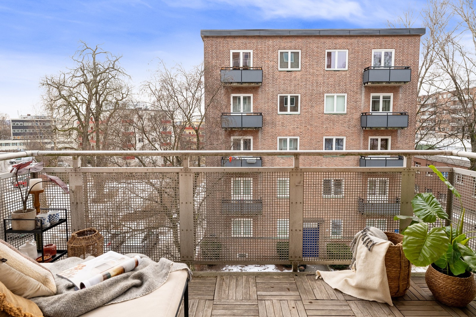 Nyt solen fra morgen til kveld på den sydvestvendte balkongen, en naturlig forlengelse av stuen. Galleribilde