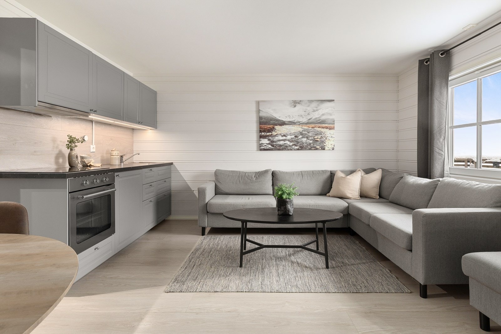 Leilegheita er i moderne og lyse overflater, med eit delikat kjøkken. Galleribilde