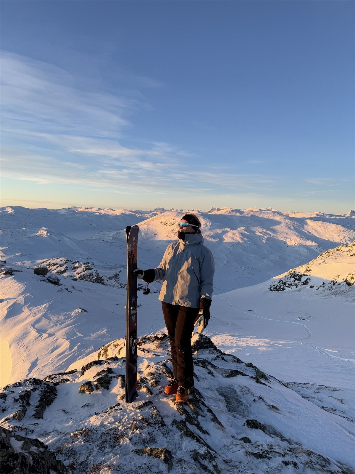 Topptur til Hødntind - eit populært og familievenleg turmål med fantastisk utsikt over Jotunheimen og det vakre fjellandskapet rundt Tyin. Galleribilde