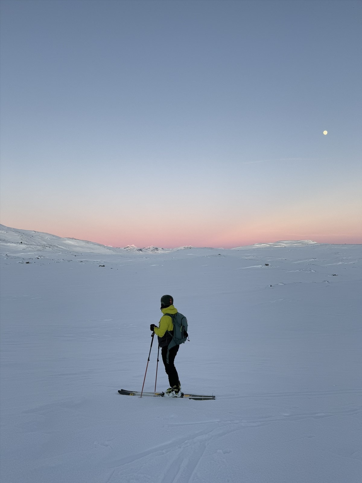 Her ligg alt til rette for minnerike naturopplevingar, både sommar og vinter, like i nærleiken av eigedomen. Velkomen til visning! Galleribilde