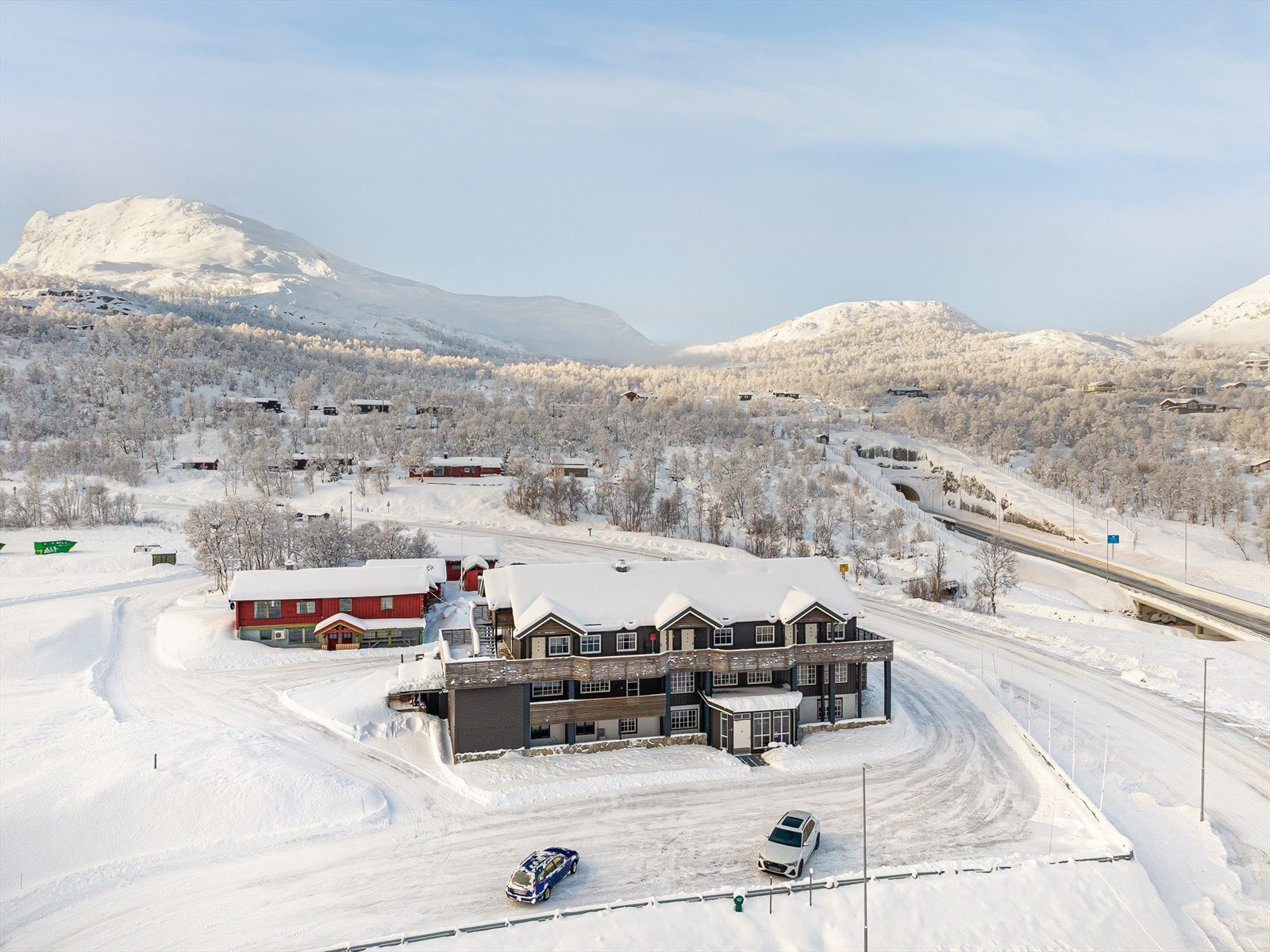 Her får du i storslått natur med fjell, vidder og vatn som næraste nabo, samstundes som tilkomsten er enkel heile året via E16 mellom Austlandet og Vestlandet. Galleribilde