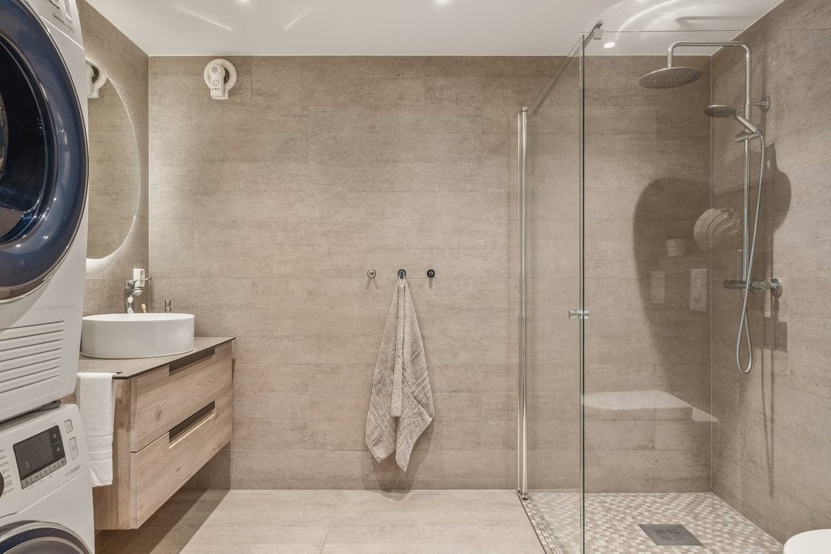 Vaskemaskin,tørketrommel følger med. Galleribilde