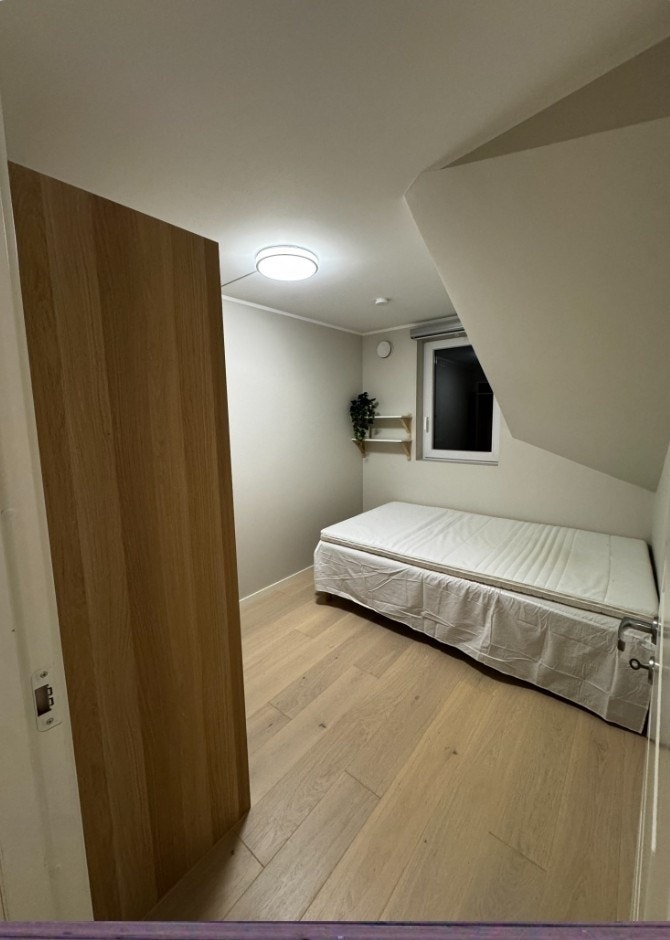 Rommene blir utstyrt med 120 seng og skap Galleribilde