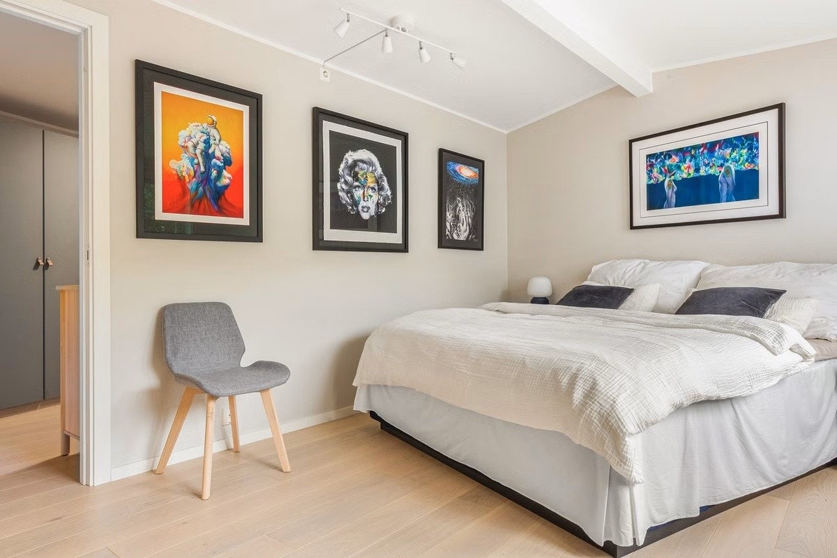 Rommene blir utstyrt med 120 seng og skap Galleribilde