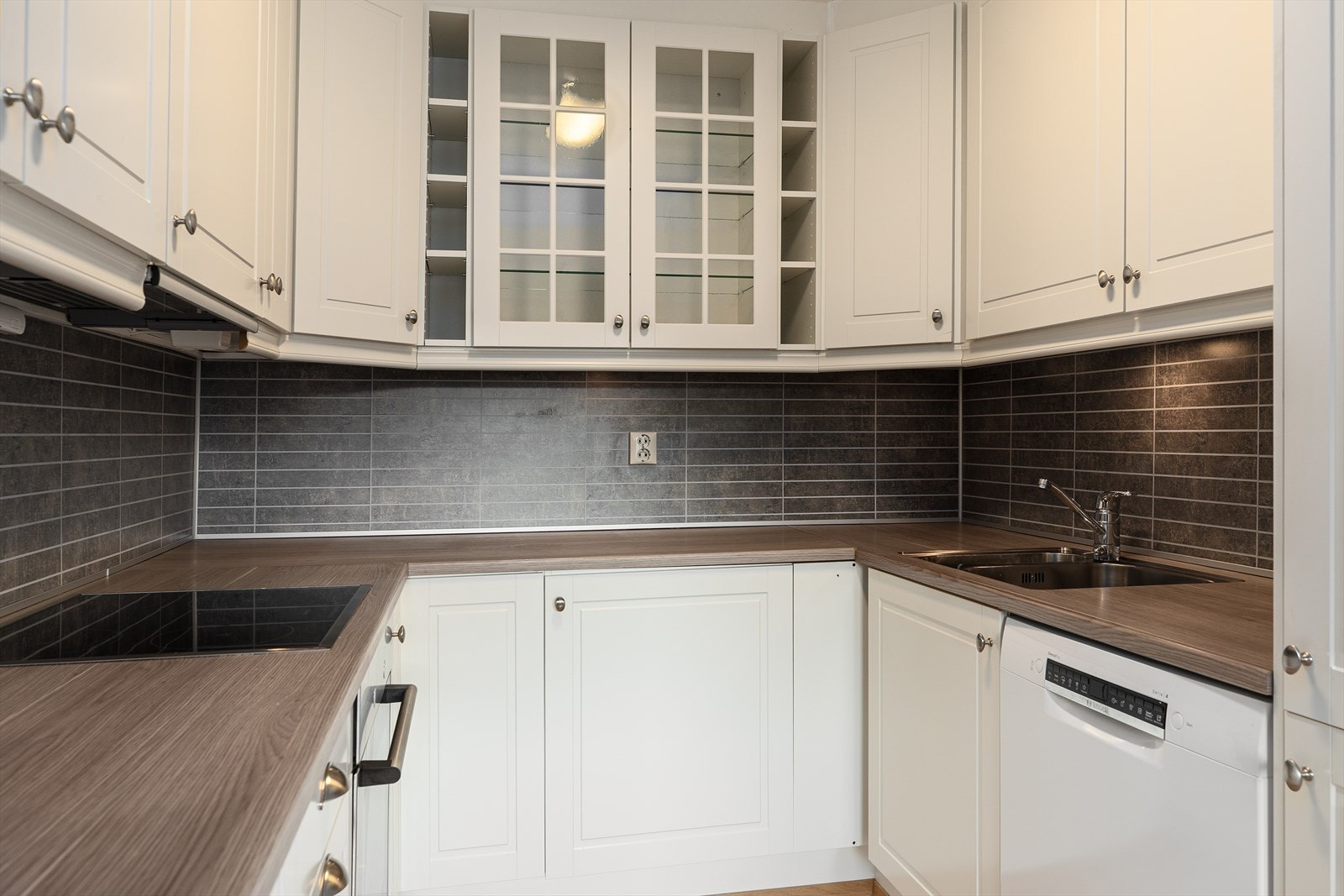 Integrert kjøl/fryseskap, platetopp og stekeovn. Oppvaskmaskin fra 2025. Galleribilde