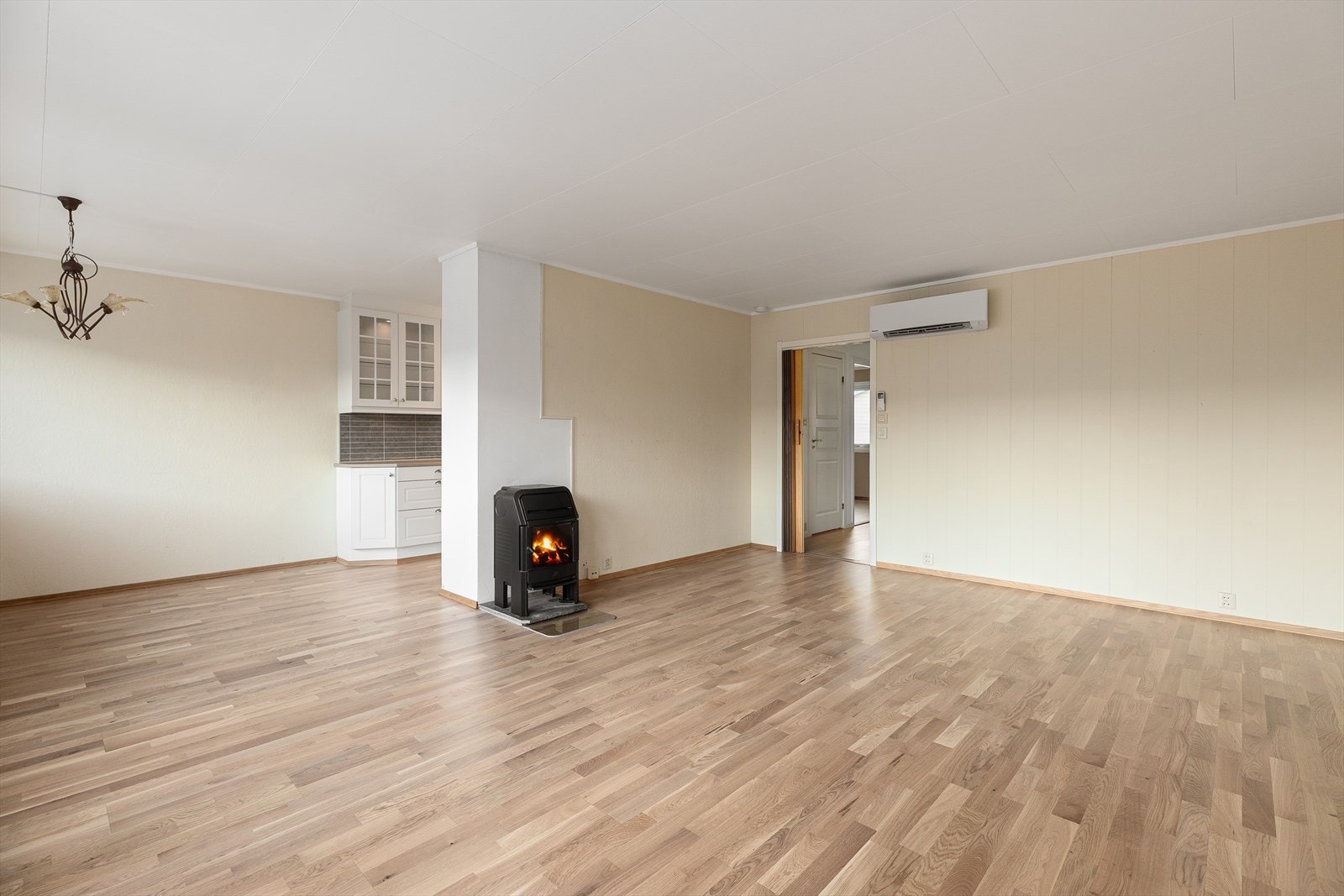 Vedovn samt varmepumpe i stuen. Varmepumpen er fra 2020 Galleribilde