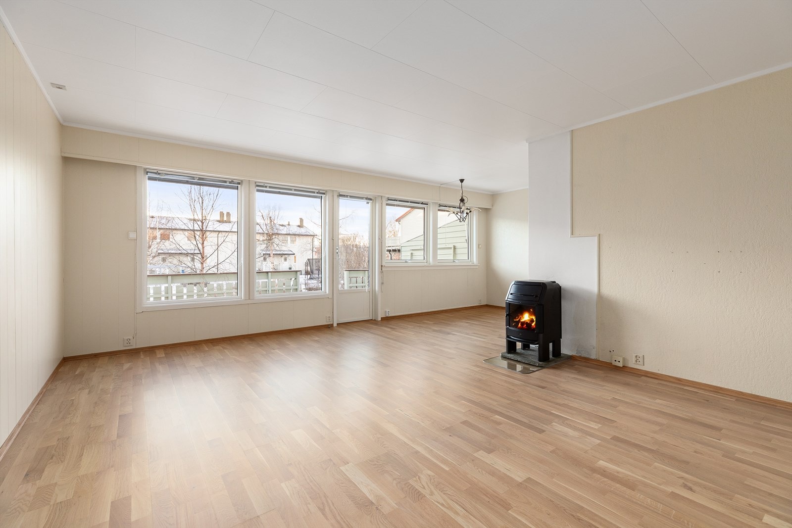 Utgang til terrasse mot sør fra stuen Galleribilde