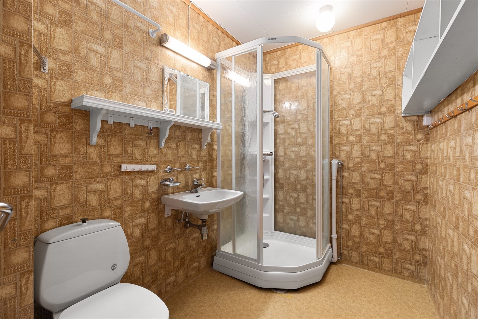 Badet er fra byggeår. Nyere dusjkabinett, opplegg for vaskemaskin. Galleribilde