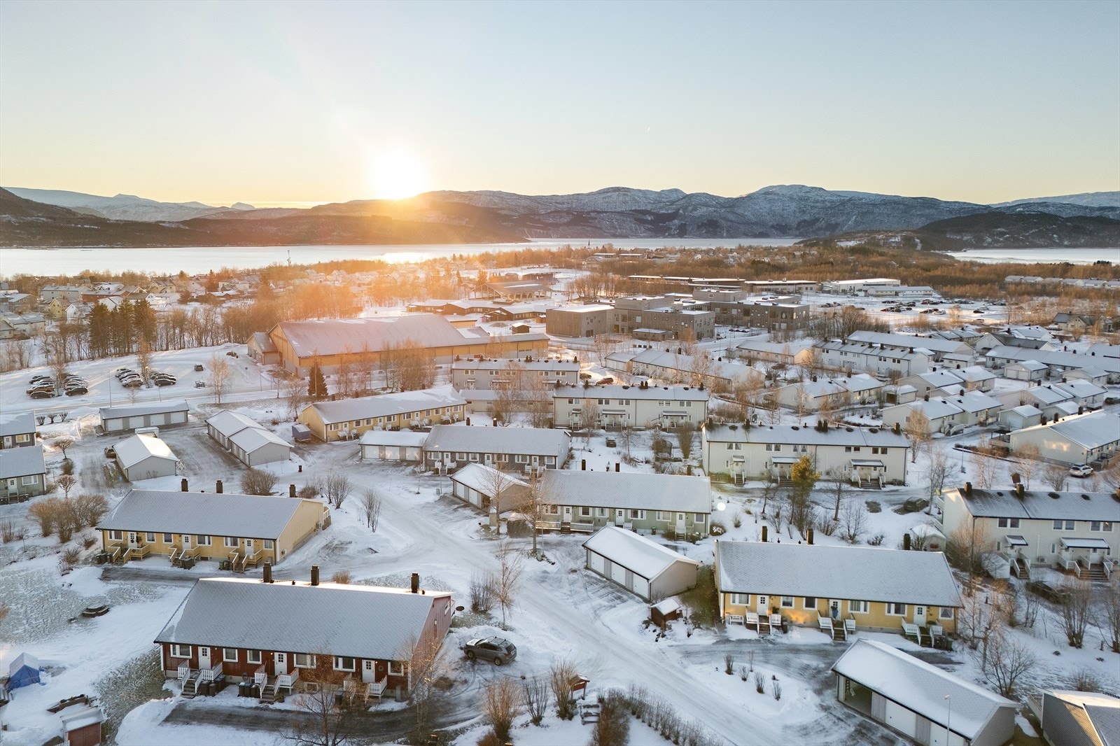 Gunstig beliggenhet med kort gangavstand til barnehage, grunnskole, videregående skole, fotballhall, idrettshall, svømmehall, fotballbaner og friområder Galleribilde
