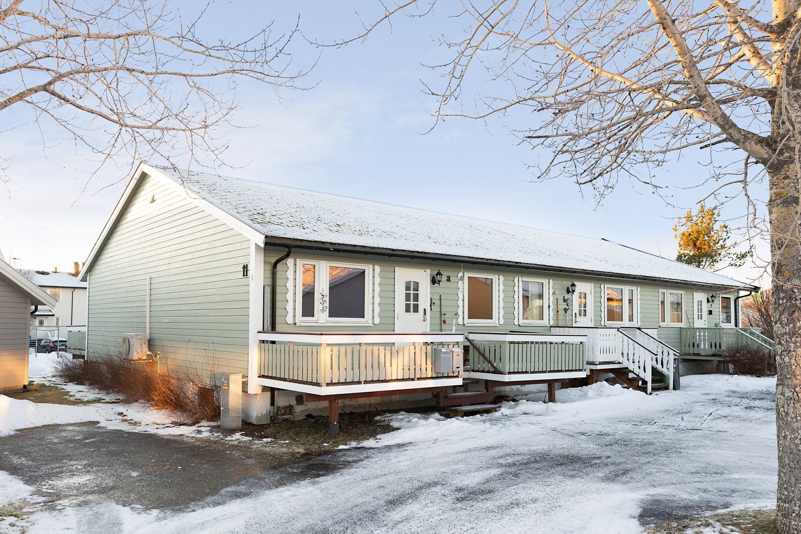 Tre platting ved inngangsdør på ca. 13 m² Galleribilde