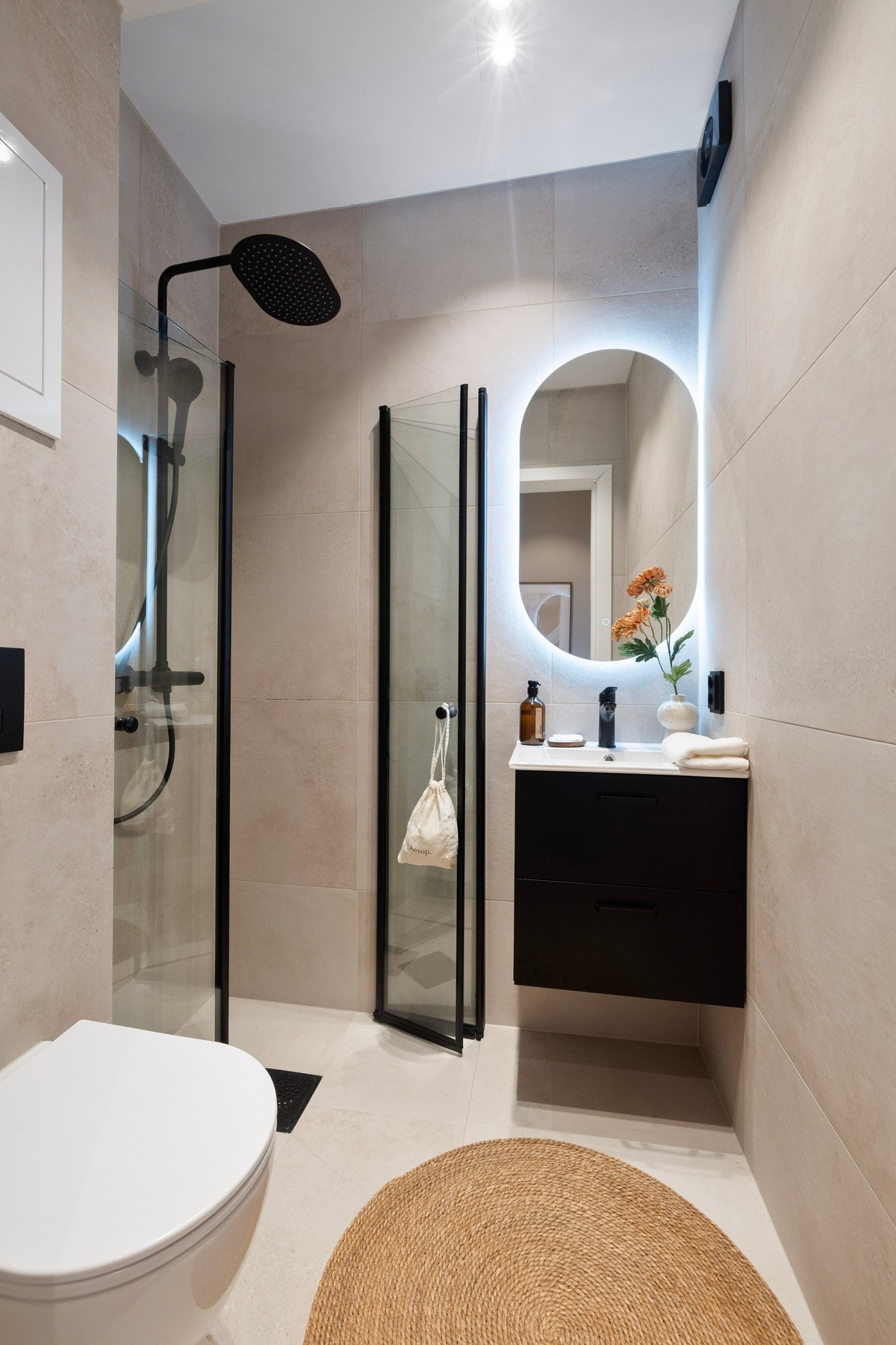 Pent flislagt bad fra 2026 av høy kvalitet og moderne innredning Galleribilde