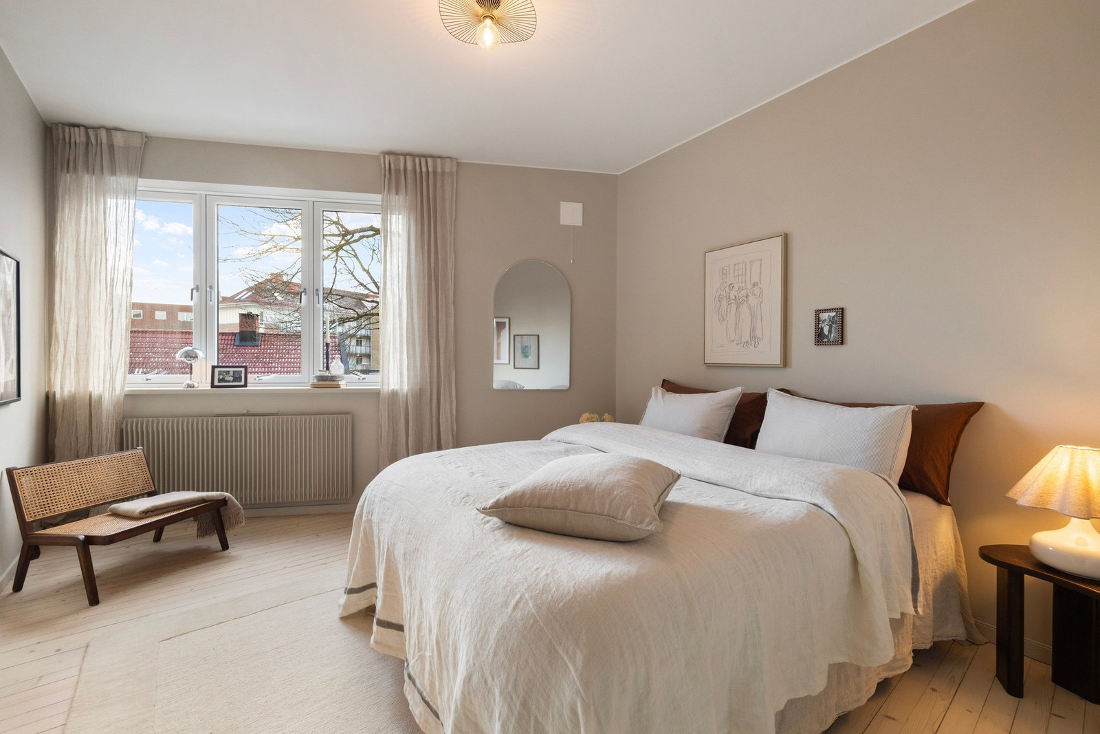 Soverom 1 er av generøs størrelse med god plass til dobbeltseng med tilhørende møblement Galleribilde