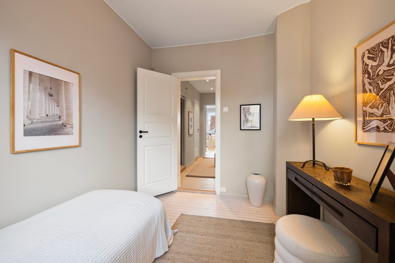 Her har du også plass til både garderobeplass og skrivepult Galleribilde